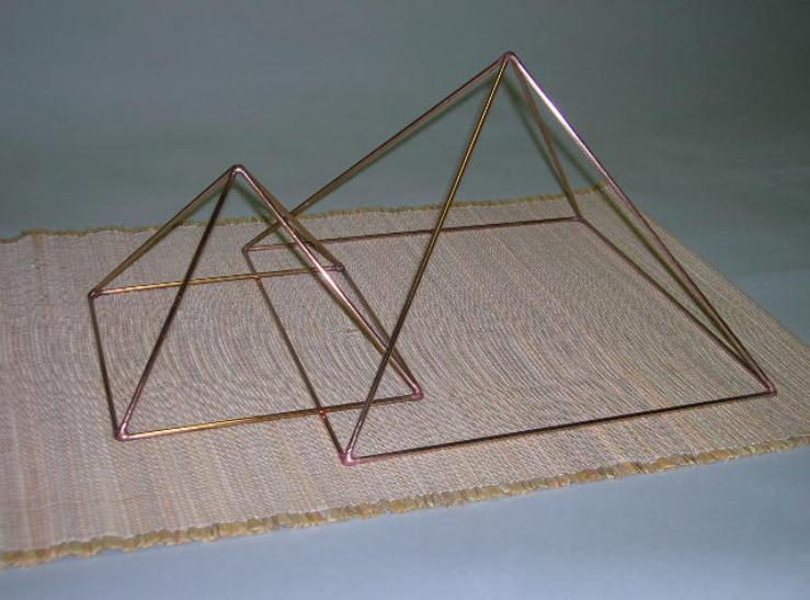 Hand made copper pyramid, egyptian pyramid, magic, riki pyramid, yoga pyramid, Pyramid energy, magic, Pyramid structure, crystal pyramid.